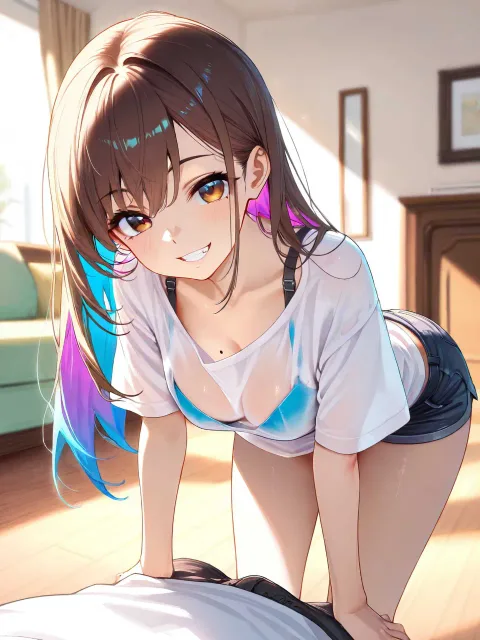白いTシャツ、ブラジャーのチラ見え、ショートパンツ