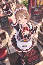 メイドカフェ「555」の遥香。