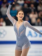最高画質、絶世の美女、透け衣装、スピードスケート、優勝、幸福、笑顔、