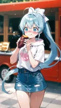 焼き芋を頬張る水色