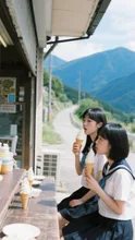 山道沿いのお店で大好きなソフトクリームを食べる中学生達🍦