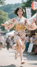 ルンルン気分で屋台の中を駆け抜ける彼女💨