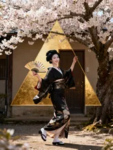 桜の木の下で舞う芸者
