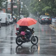 雨に打たれるバイクと人