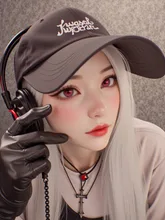 帽子を被ったヘッドフォン女子。