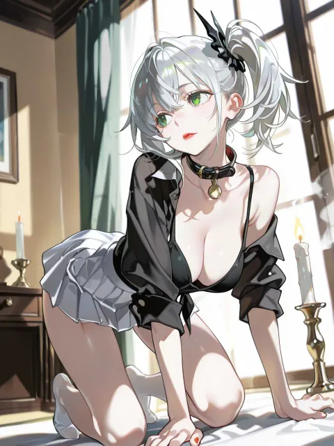 下に白いキャミソールを着て襟を深く開けた黒いシャツの色っぽい…