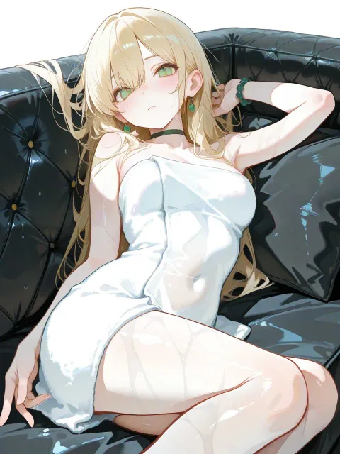 バスタオルがはだけた、ソファーに転がる、金髪美人 - タオル一枚