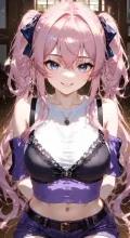 袖のない服、夜のソファ