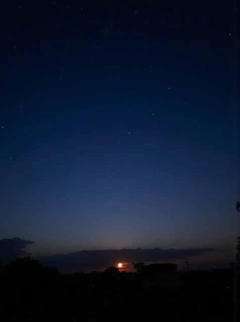 日の出前、明るくなりかけてる空に星は見えない - 星が消えた夜