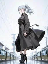 風になびくコートの女性