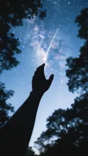 キャンプの夜、星に手を伸ばす