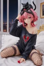 オーバーサイズのトレーナーで…パンク娘と黒ニャンコ…フィギュア…桃