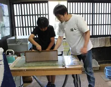 合掌造りの中で和紙漉き体験