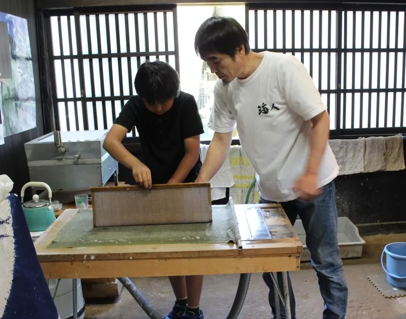 南砺 合掌造りの中で和紙漉き体験