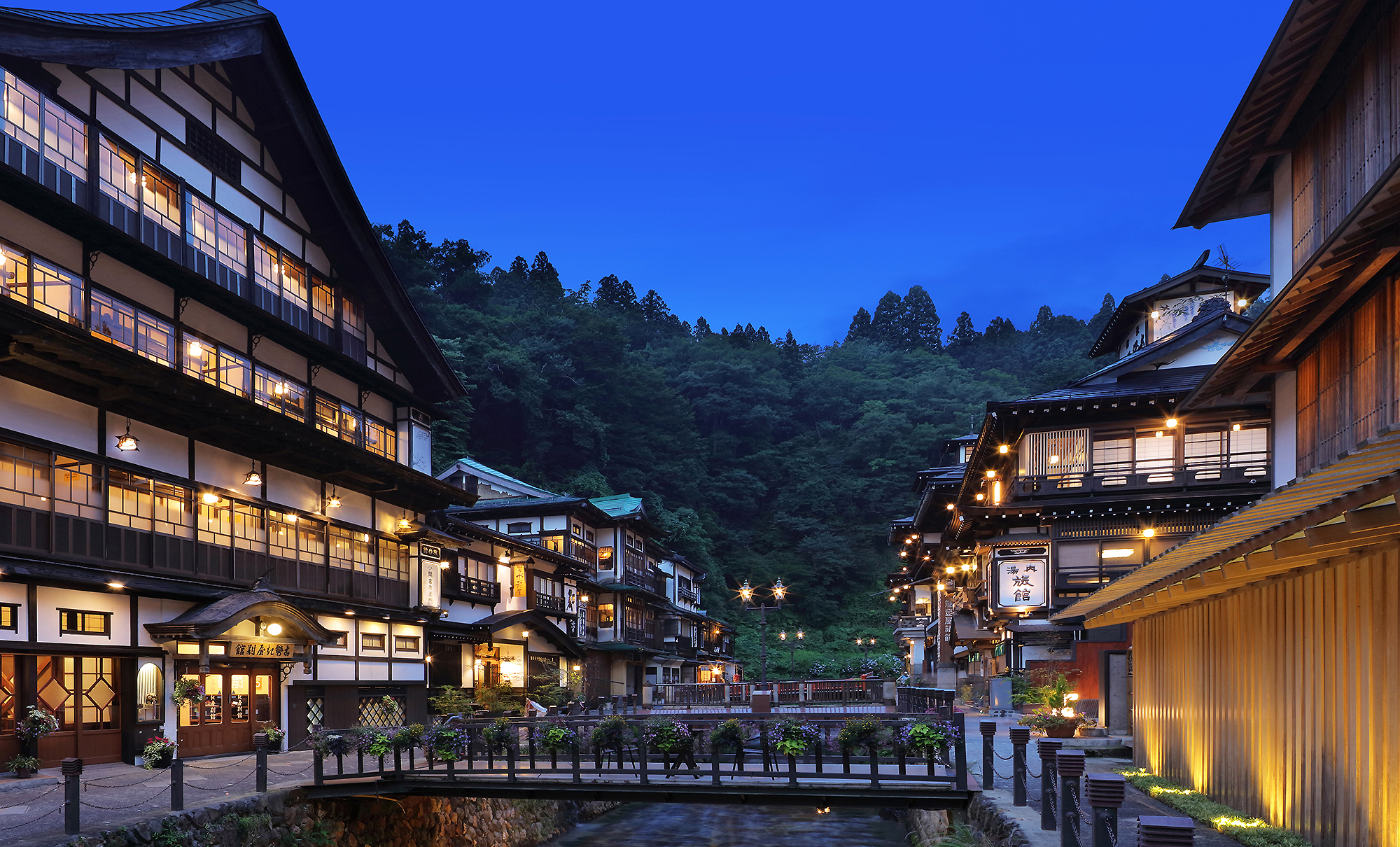 銀山温泉ガス灯ライトアップ冬景色(通年)