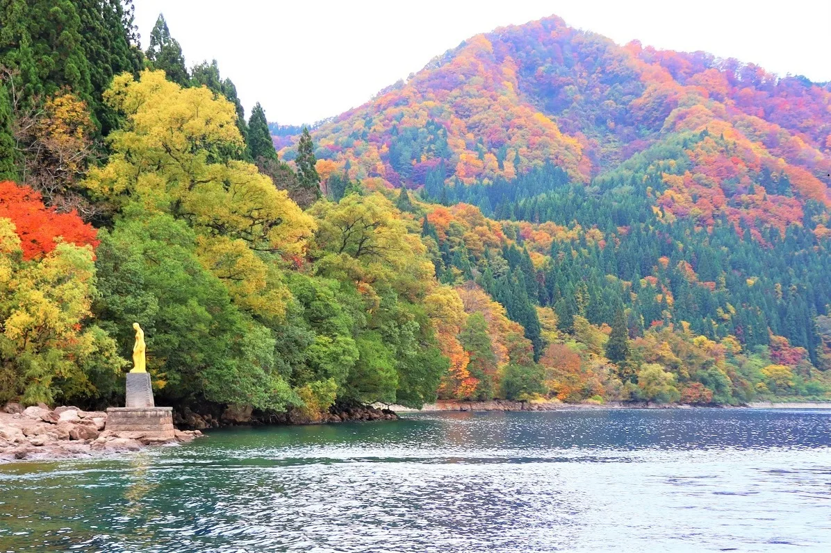 田沢湖の紅葉 2026